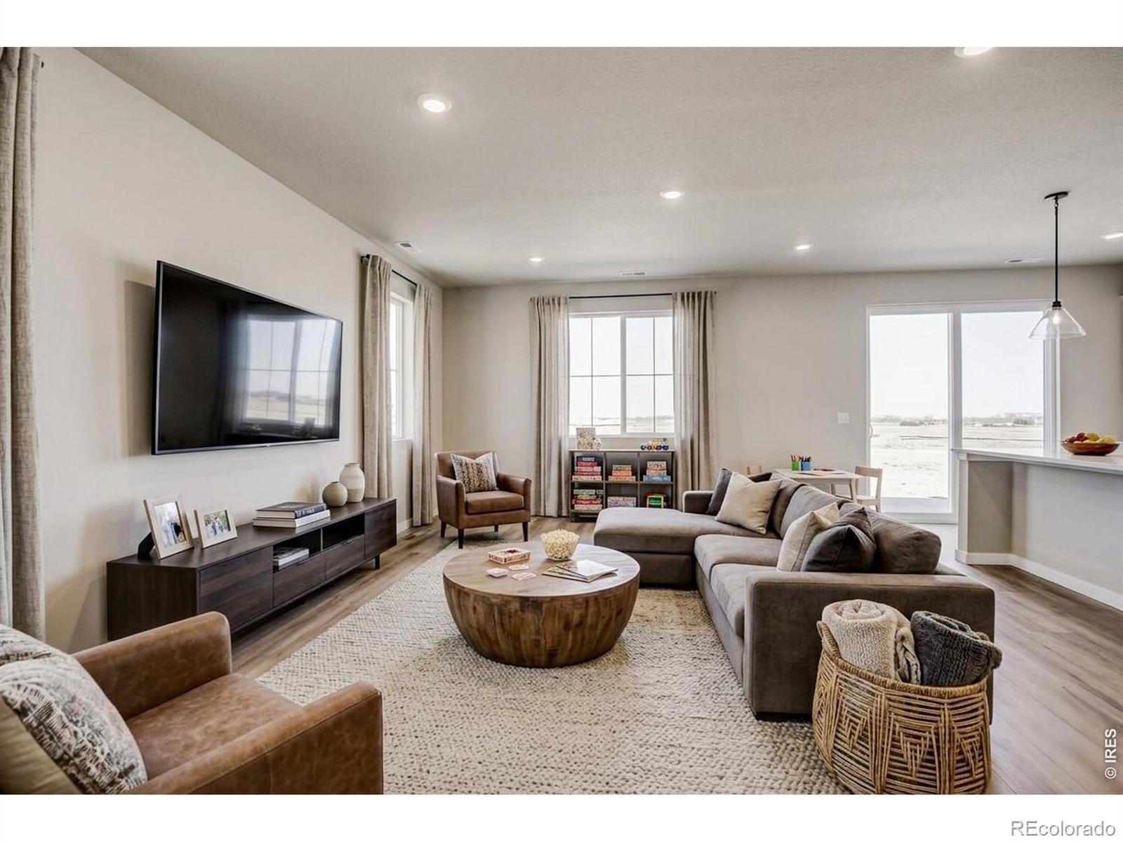 Image 2: Living Room Image 2: Living Room