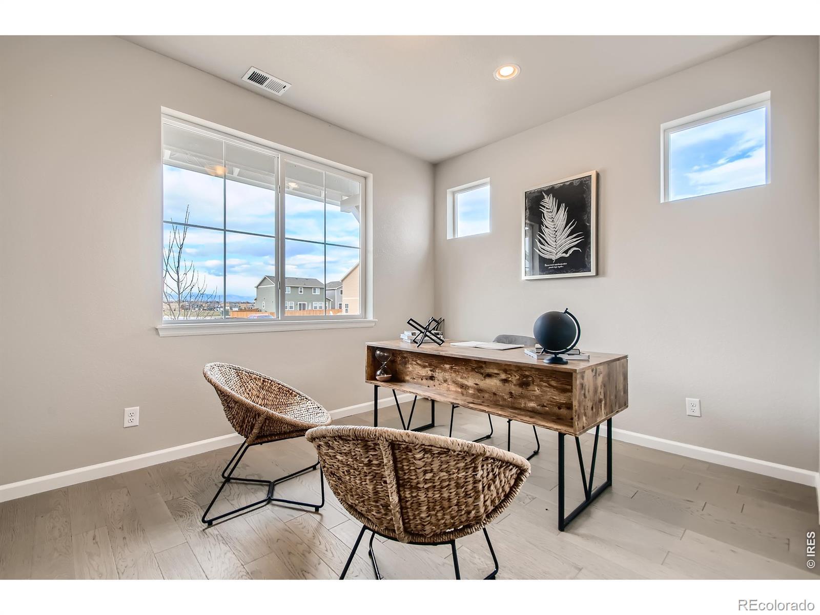 Image 3: Main Floor Bedroom or Convenient Office Image 3: Main Floor Bedroom or Convenient Office