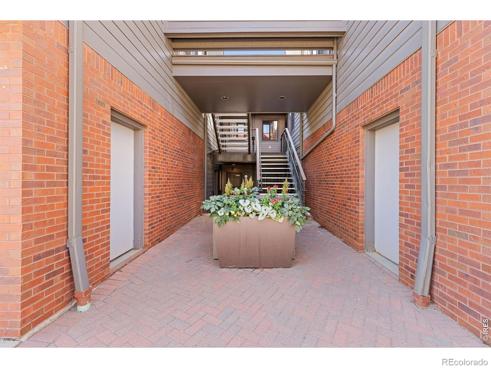 Image 3: Welcoming entryway Image 3: Welcoming entryway