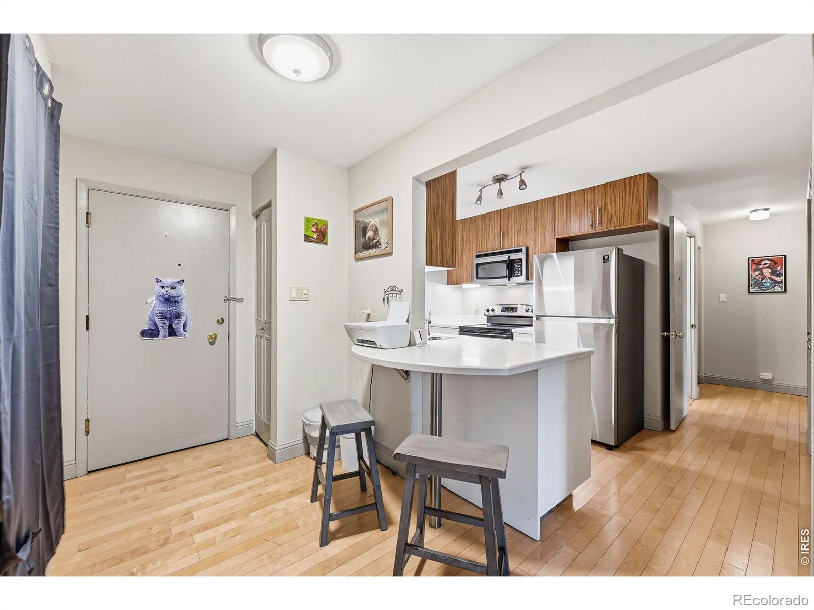 Image 3: Kitchen Island Area for Entertaining