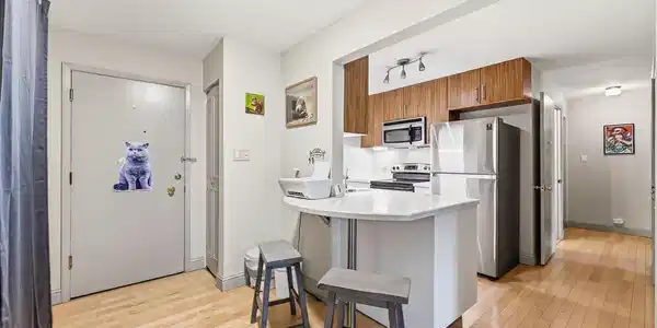 Image 3: Kitchen Island Area for Entertaining Image 3: Kitchen Island Area for Entertaining