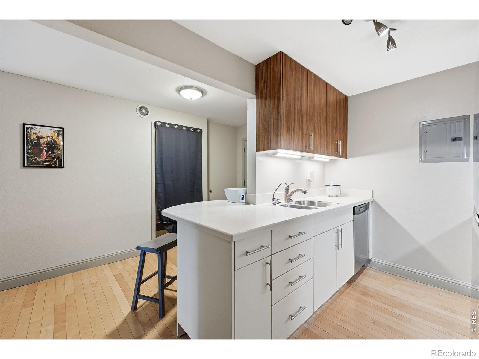 Image 4: Gorgeous Dual-Tone Cabinets w/ Under-Lighting