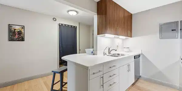 Image 4: Gorgeous Dual-Tone Cabinets w/ Under-Lighting Image 4: Gorgeous Dual-Tone Cabinets w/ Under-Lighting