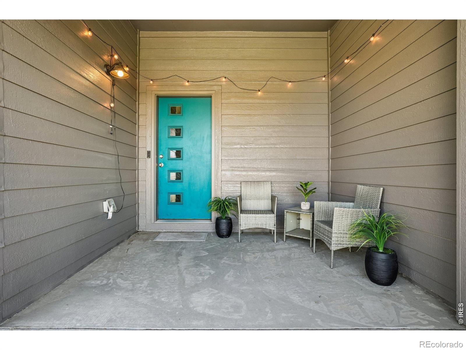 Image 4: Large covered entry with plenty of room for outdoor furniture Image 4: Large covered entry with plenty of room for outdoor furniture