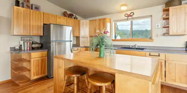 Image 4: Spacious kitchen
