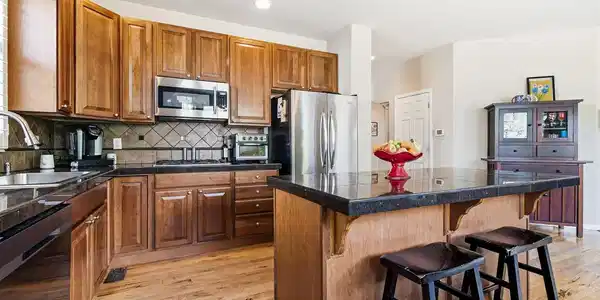 Image 3: Kitchen w/ Granite Tile counter tops & Island