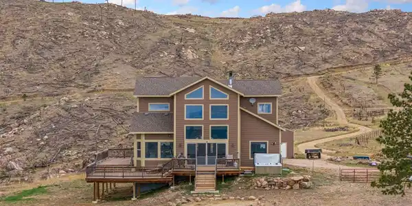Image 2: Incredible location!