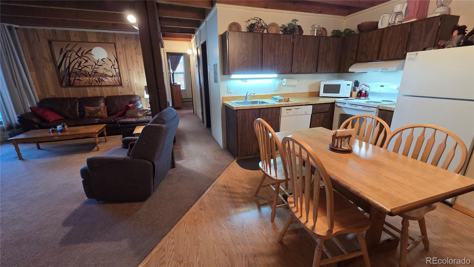 Image 3: Eat in kitchen