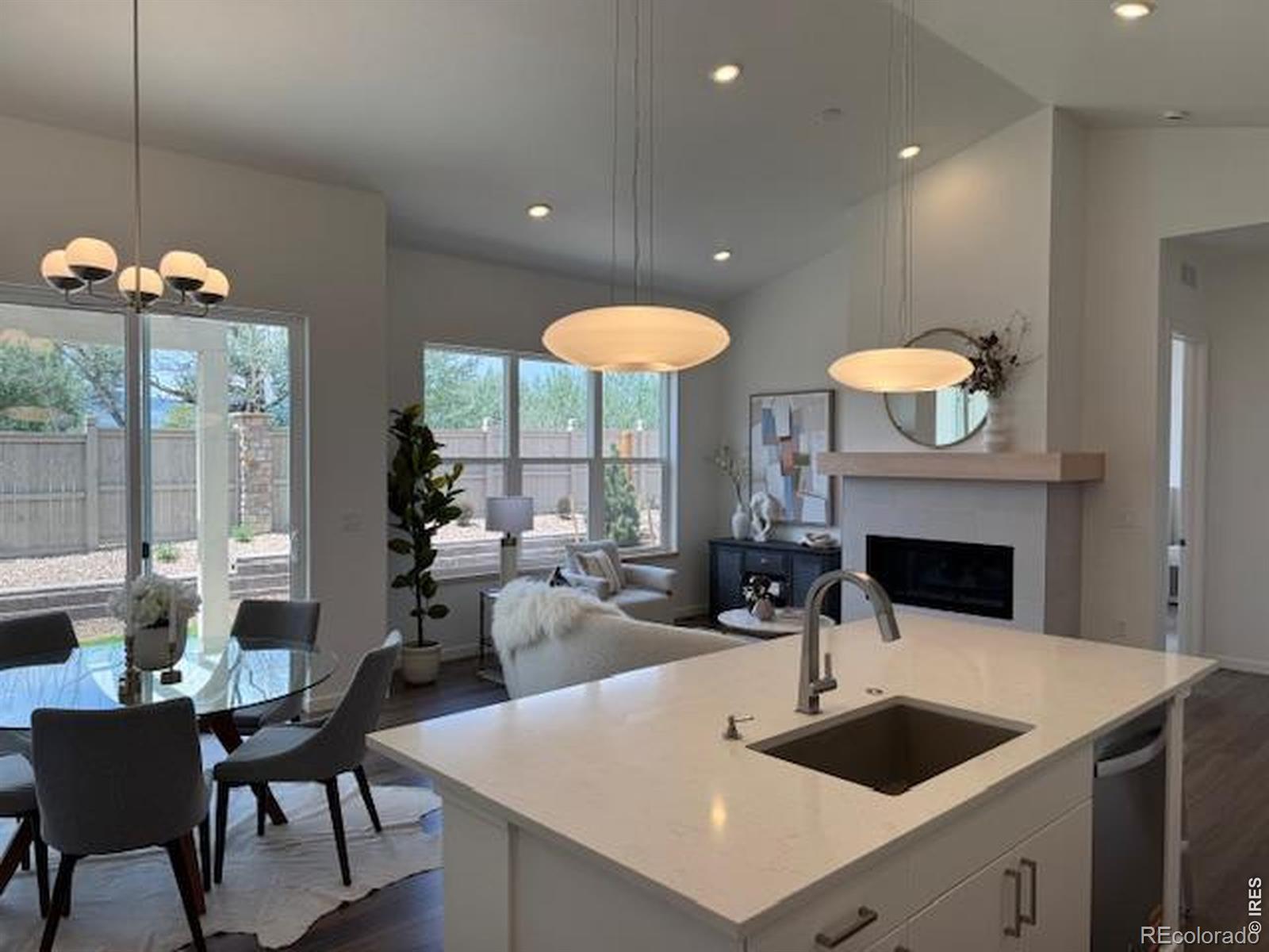 Image 2: Quartz countertops - Photos of a similar home