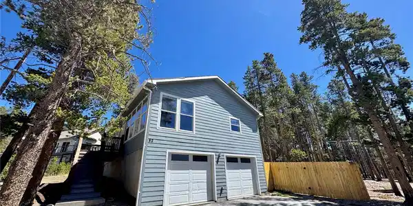 82 Adelaide Court