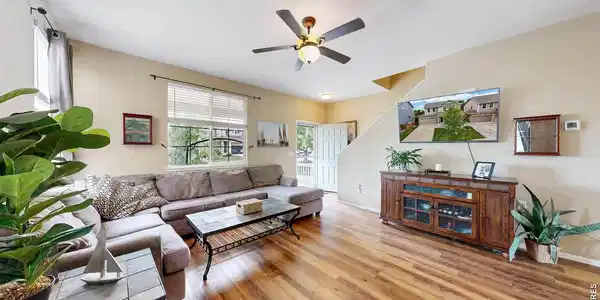 Image 4: Living Room is Light & Bright! Image 4: Living Room is Light & Bright!
