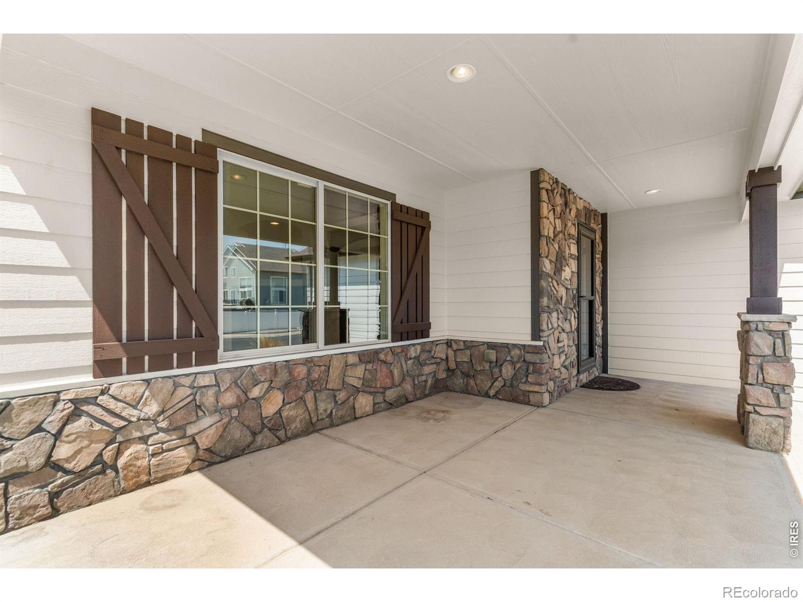 Image 3: Covered front entry Image 3: Covered front entry