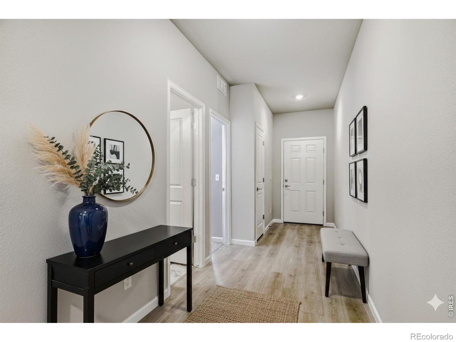 Image 4: Front entryway Image 4: Front entryway