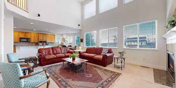 Image 4: Open Space Livingroom with Eat-In Kitchen
