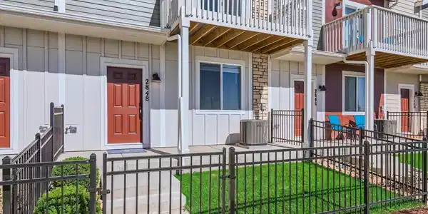 Image 3: Fenced front yard Image 3: Fenced front yard