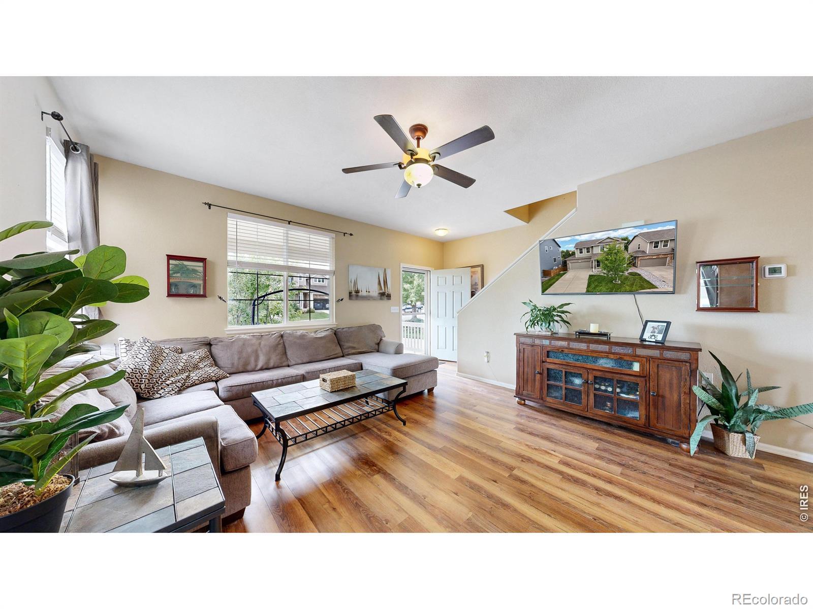 Image 4: Living Room is Light & Bright! Image 4: Living Room is Light & Bright!
