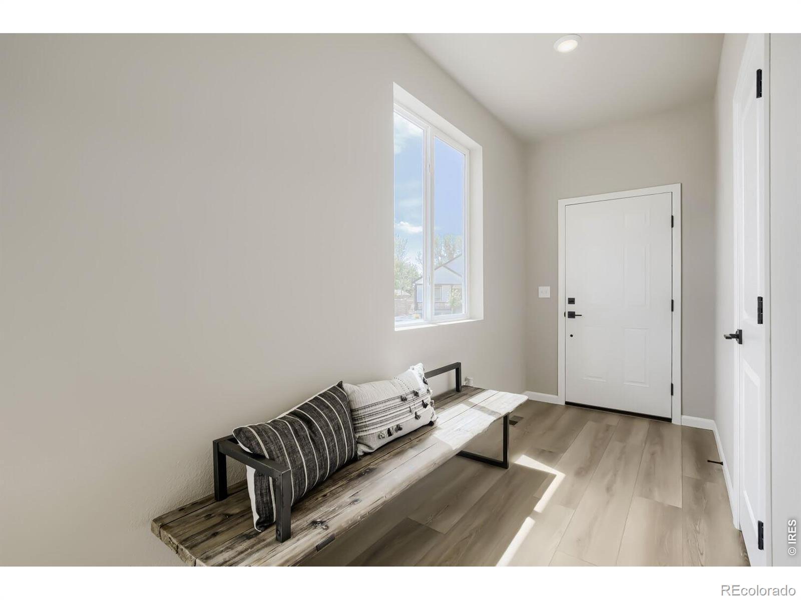 Image 4: Front entry