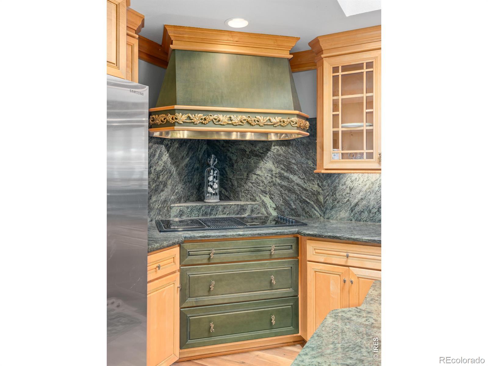 Image 3: High end range & hood ready for your edible creations Image 3: High end range & hood ready for your edible creations
