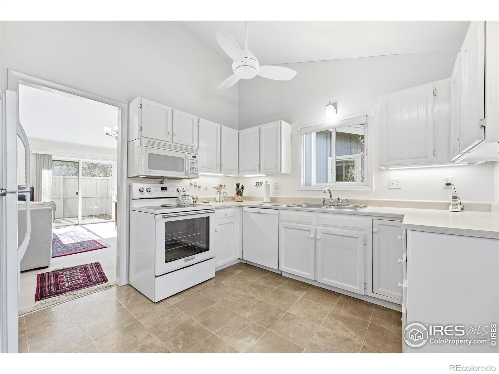 Image 4: Updated kitchen with quality finishes and an easy, functional layout Image 4: Updated kitchen with quality finishes and an easy, functional layout