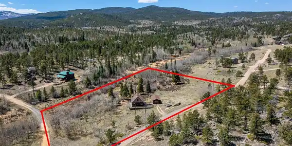 Image 3: Over 3 acres of usable mountain property