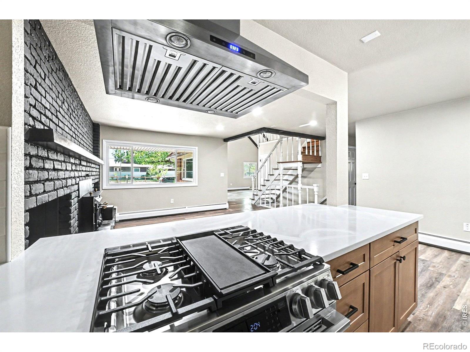 Image 4: Gas range/hood Image 4: Gas range/hood