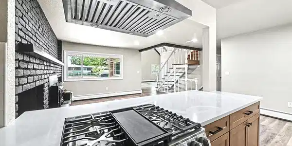 Image 4: Gas range/hood