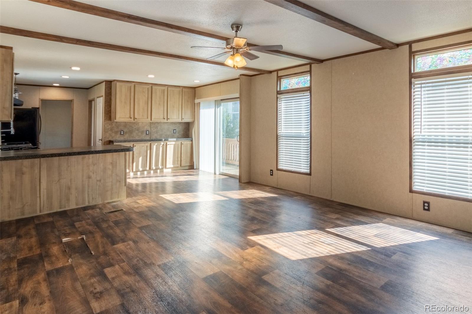 Image 3: Dining area leads into the kitchen.