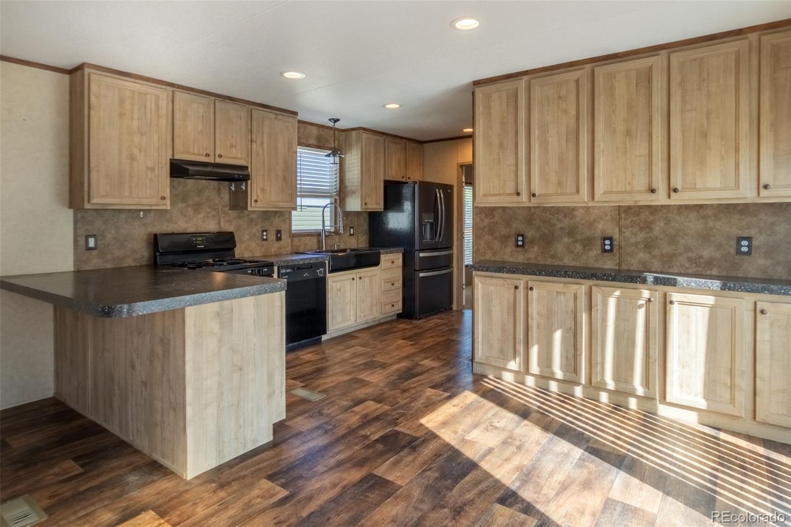 Image 4: What a great kitchen!