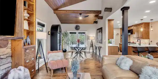 6876 Surrey Trail