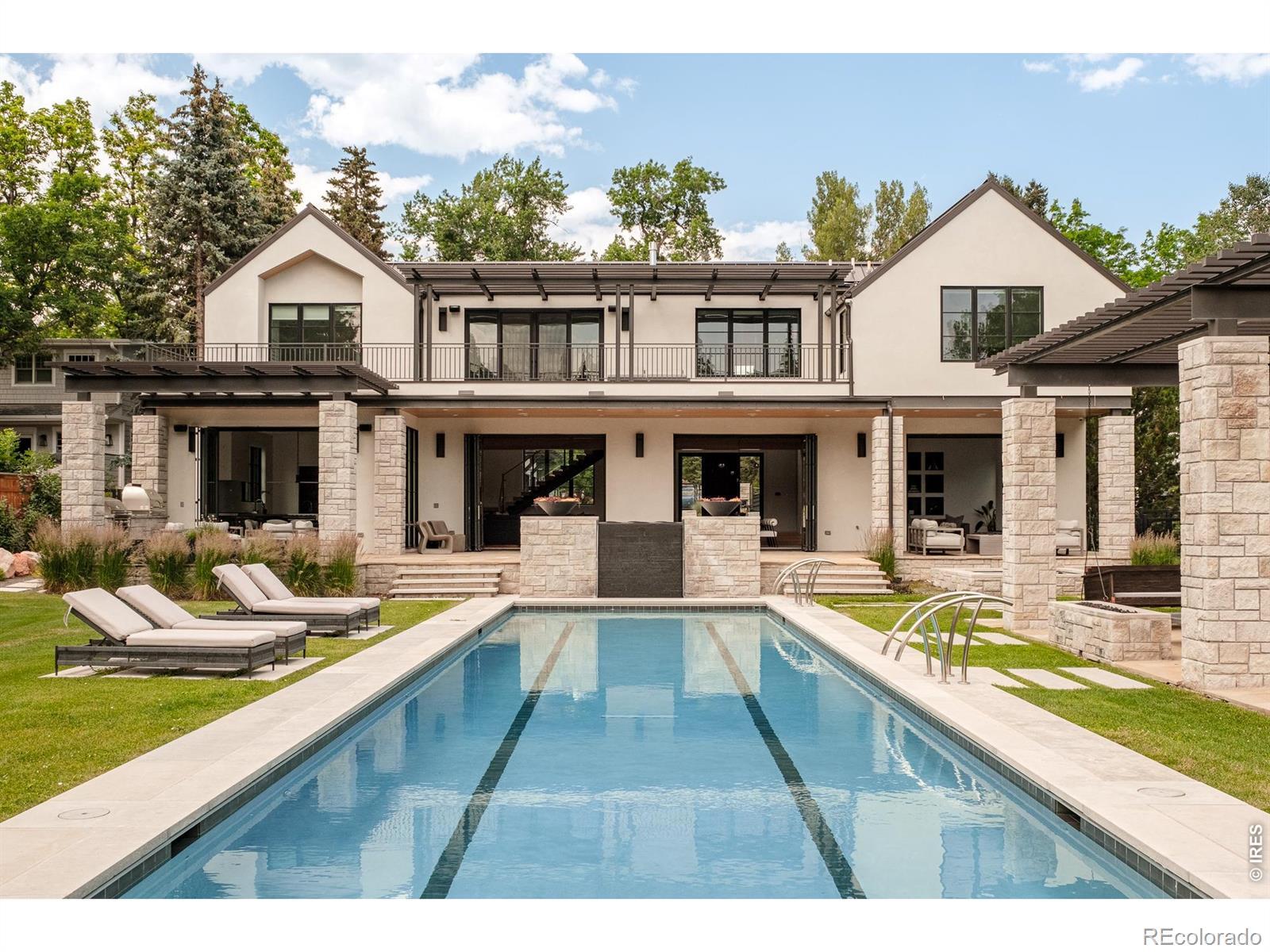 Image 2: Saline pool and hot tub, pool house and endless privacy Image 2: Saline pool and hot tub, pool house and endless privacy