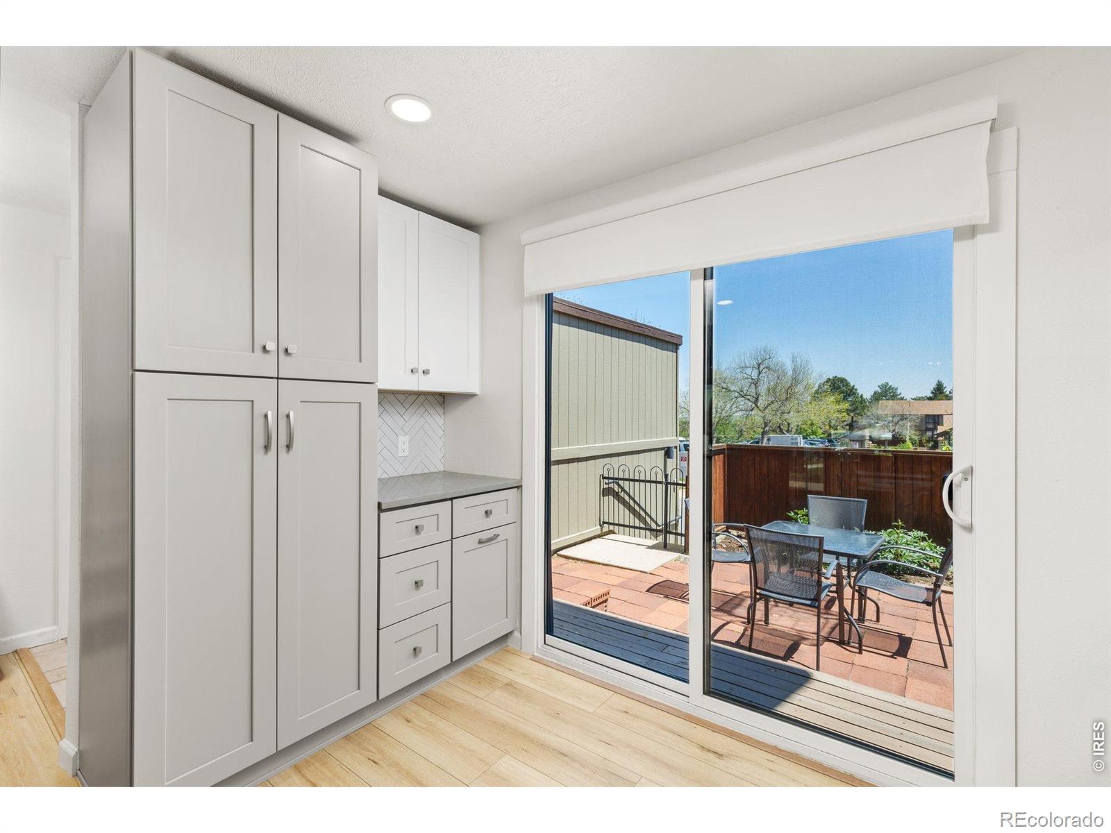 Image 4: The kitchen opens directly on to the enclosed front patio and garden area. Perfect for entertaining and enjoying the year indoor-outdoor living. Image 4: The kitchen opens directly on to the enclosed front patio and garden area. Perfect for entertaining and enjoying the year indoor-outdoor living.