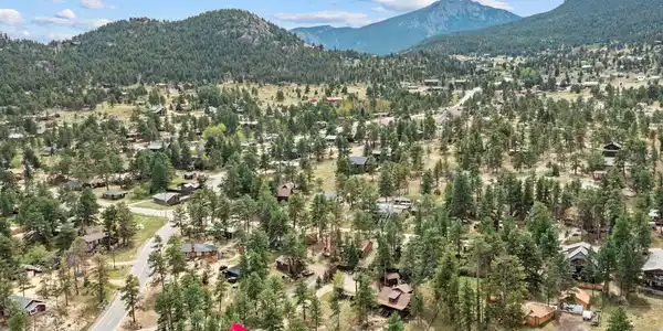 Image 3: Minutes from downtown Estes Image 3: Minutes from downtown Estes