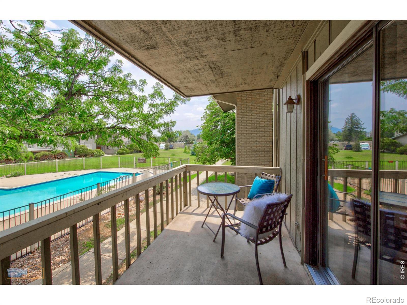 Image 2: Awesome balcony overlooking the sparkling pool Image 2: Awesome balcony overlooking the sparkling pool