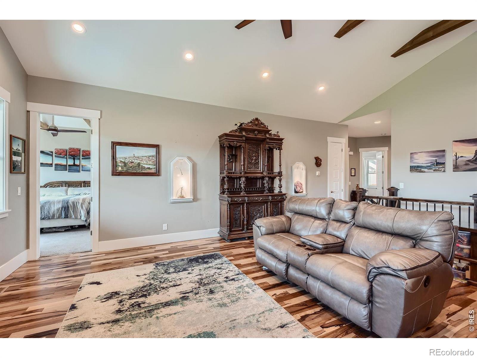 Image 4: Living Room
