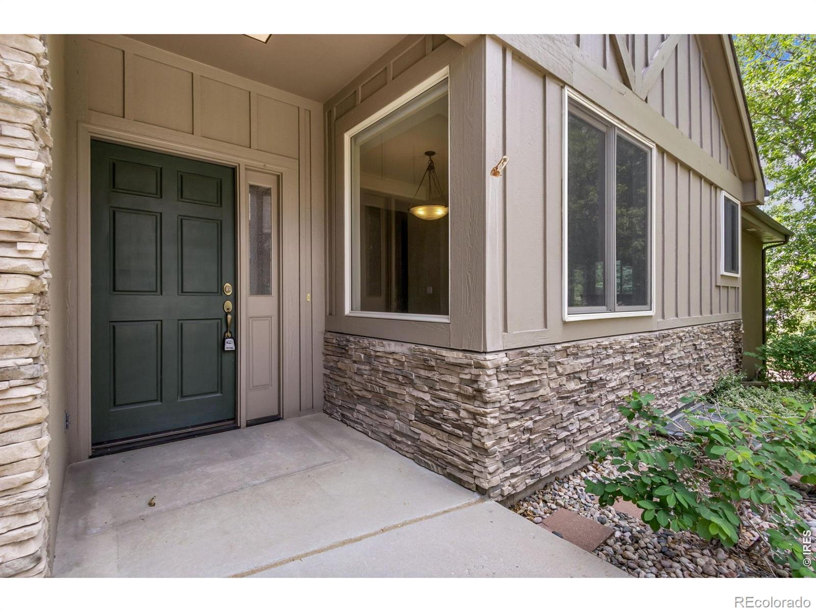 Image 2: Beautiful stone and stucco private entrance Image 2: Beautiful stone and stucco private entrance