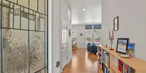 Image 4: Entrance hallway.