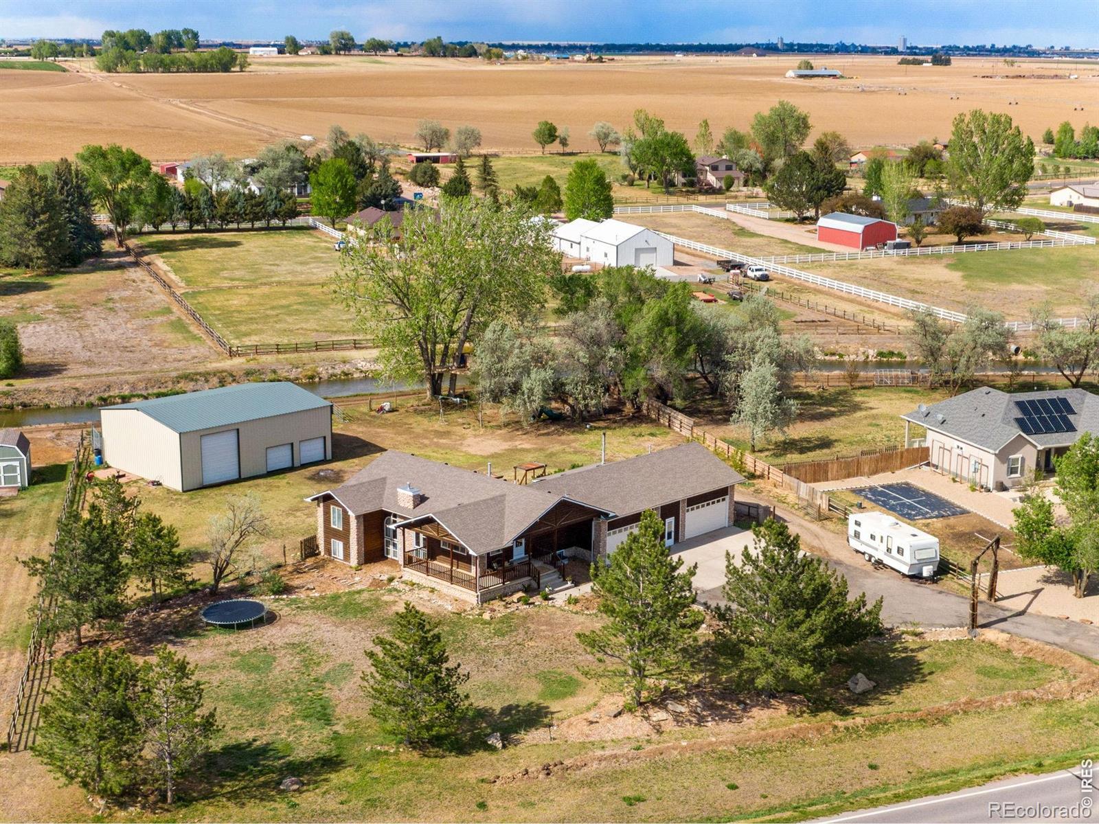 Image 2: 1 acre homestead with large shop
