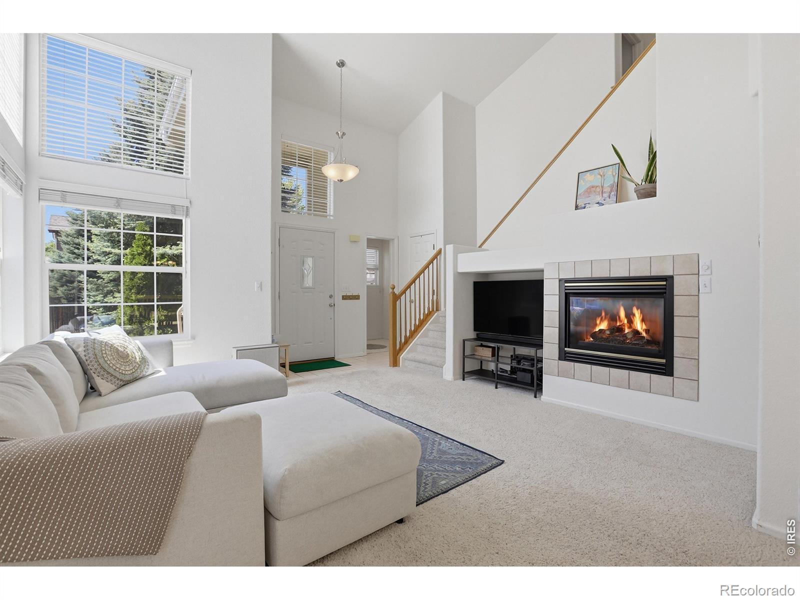 Image 2: Living Room with fire place and high ceiling Image 2: Living Room with fire place and high ceiling