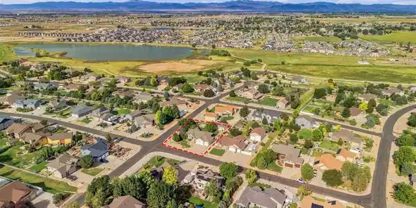 Image 3: Aerial view of the property with Franklin Lake and mountain views to the west. Image 3: Aerial view of the property with Franklin Lake and mountain views to the west.