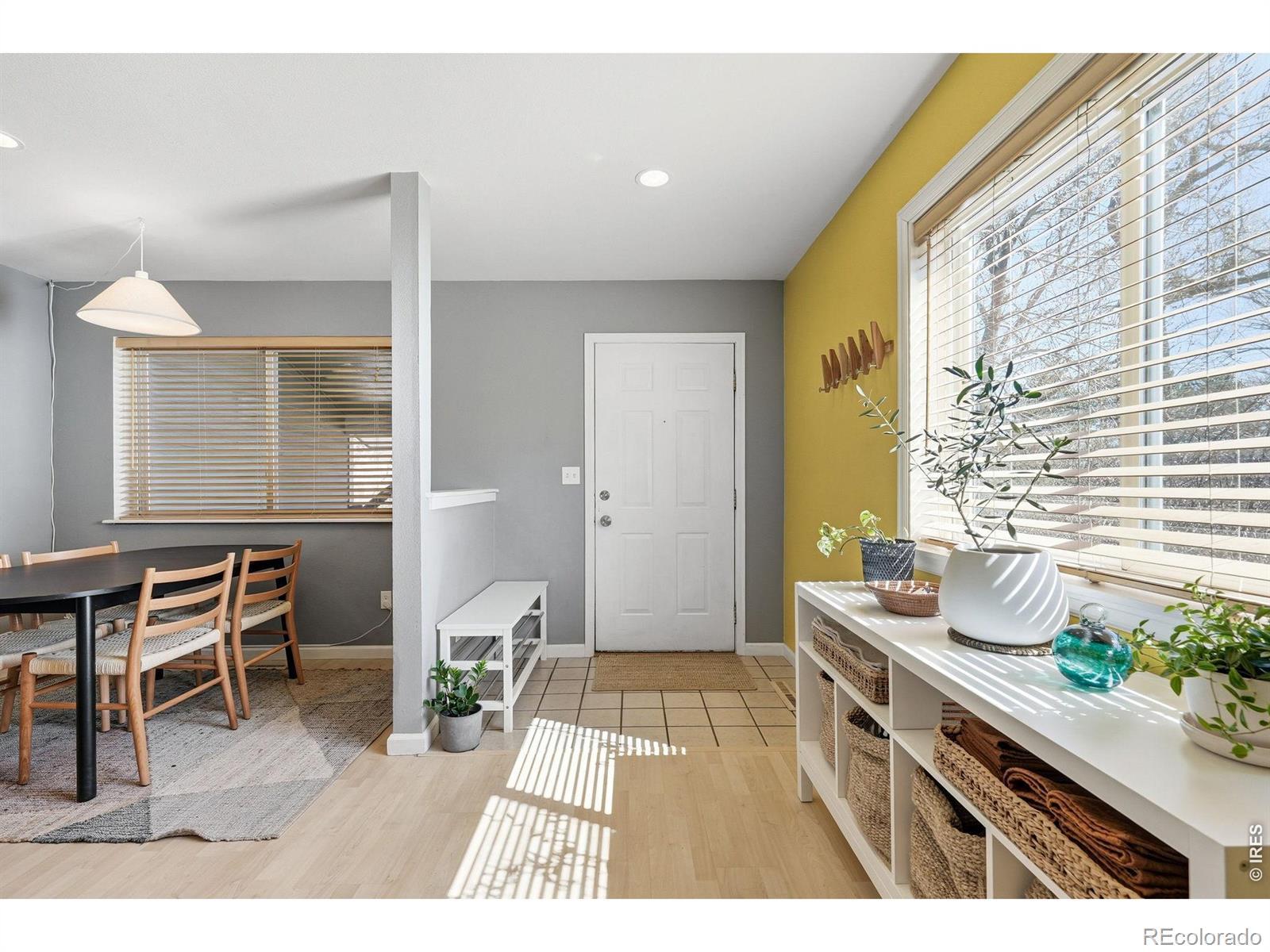 Image 2: Light Bright Entry and Dining Room Image 2: Light Bright Entry and Dining Room