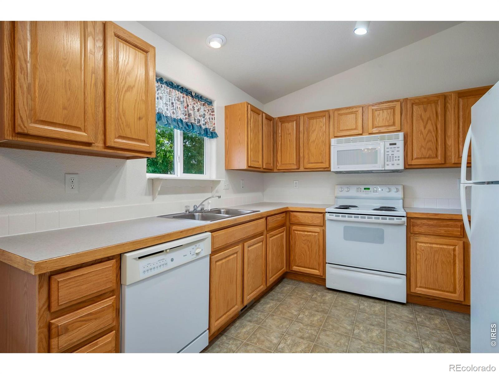Image 2: Cute eat in kitchen