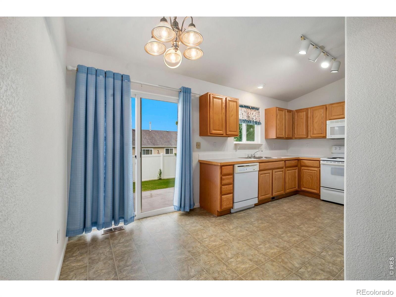 Image 3: Easy Access to backyard