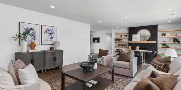 Image 4: Living Room