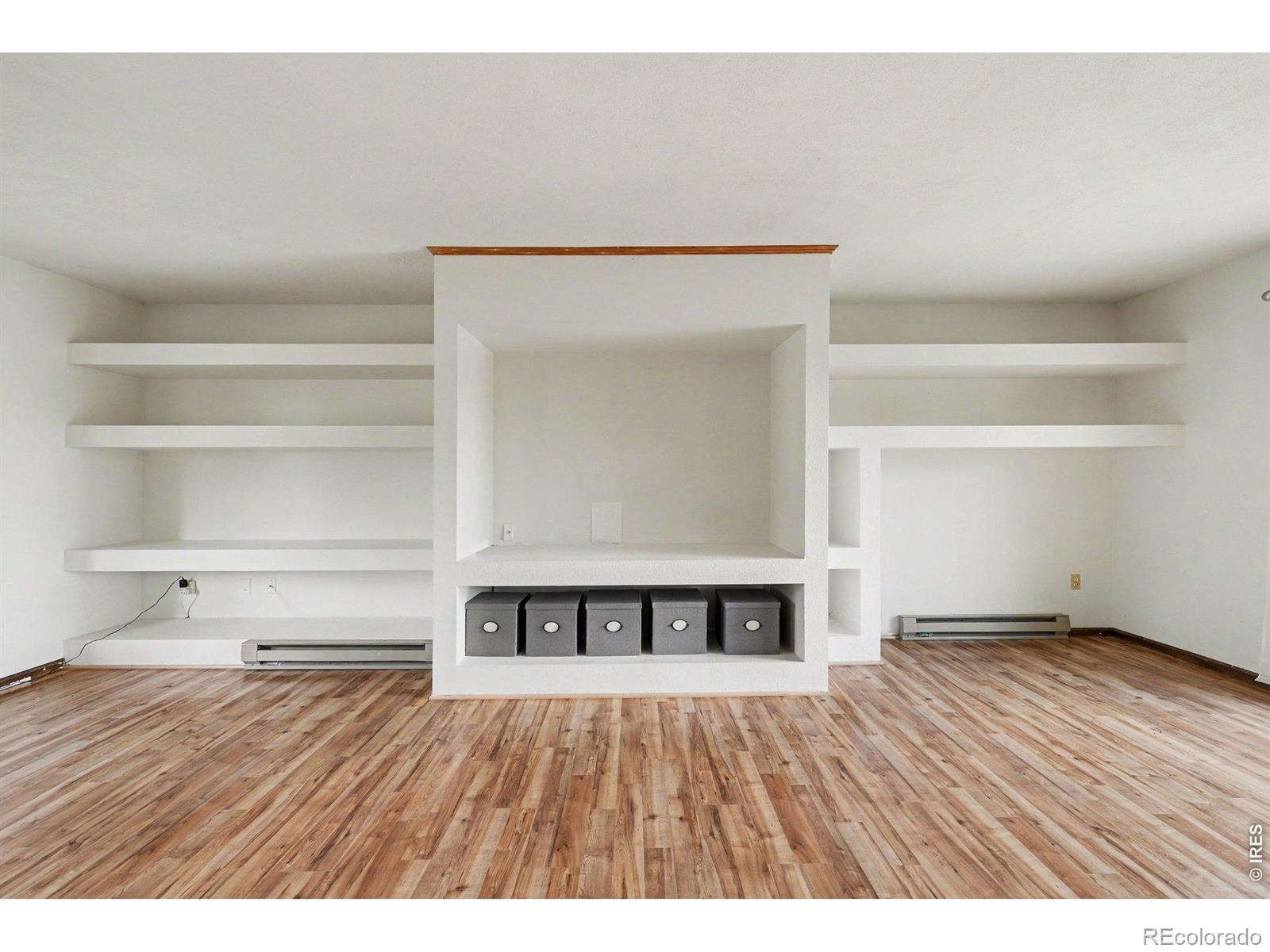 Image 4: Living Room w/ Built-Ins Image 4: Living Room w/ Built-Ins