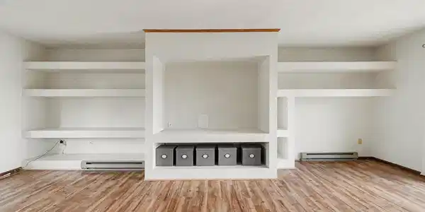 Image 4: Living Room w/ Built-Ins Image 4: Living Room w/ Built-Ins