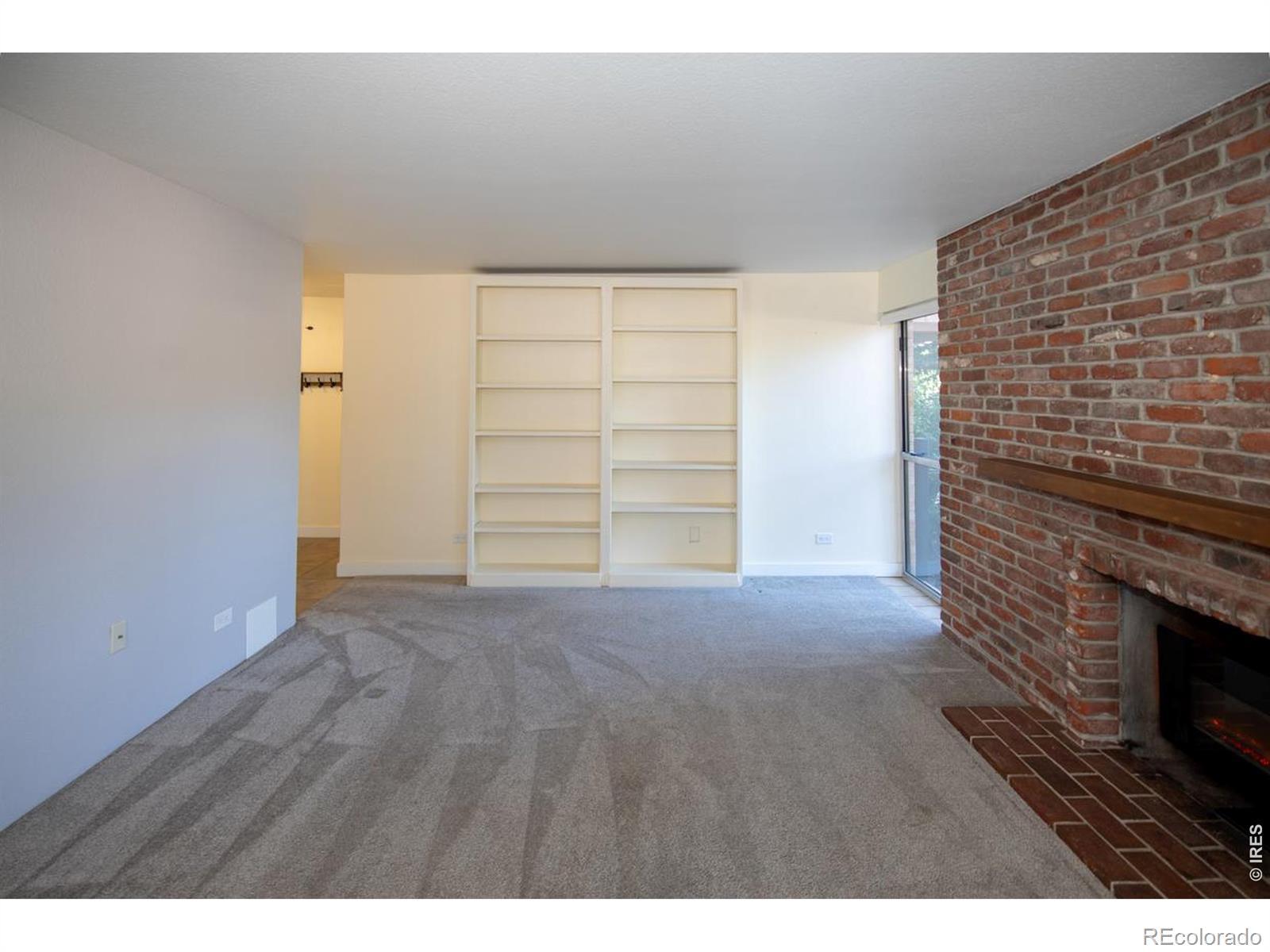 Image 2: Spacious Living Room