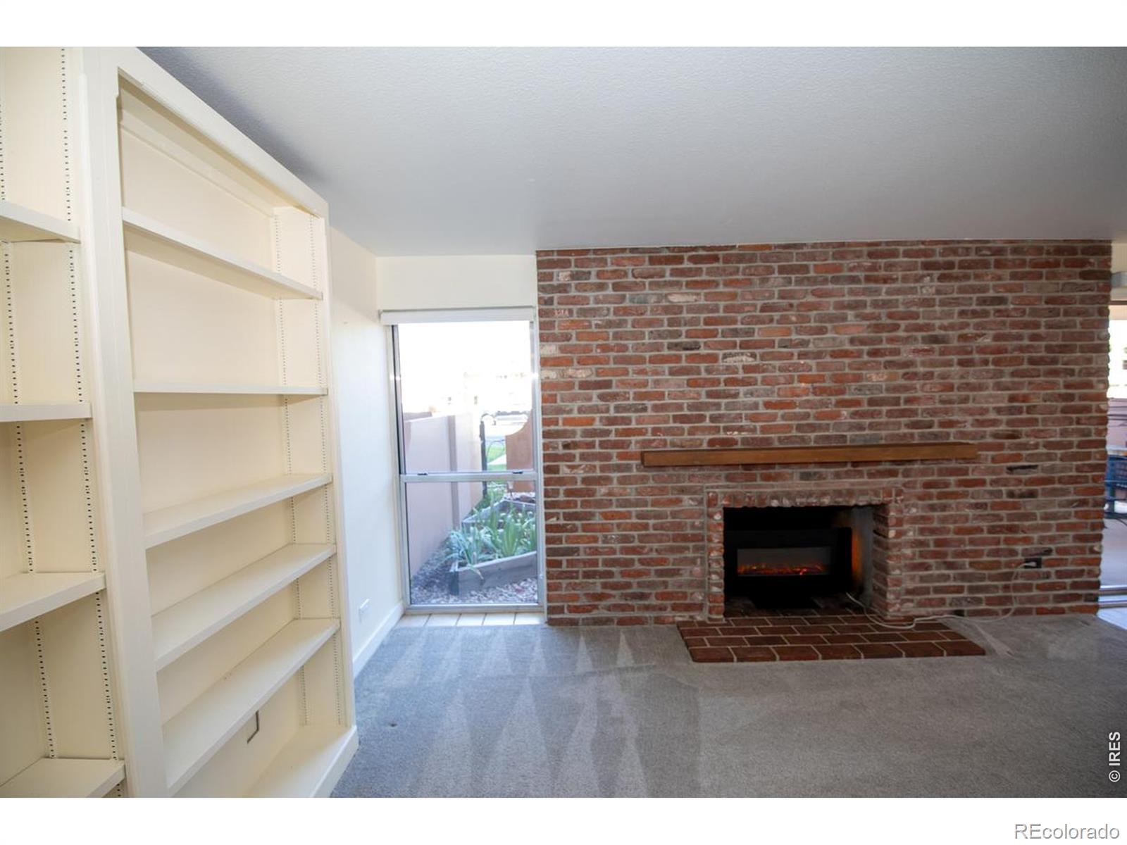 Image 3: Built in bookshelves