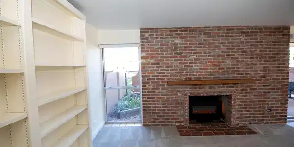 Image 3: Built in bookshelves