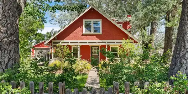Image 4: Idyllic farm house setting. Image 4: Idyllic farm house setting.