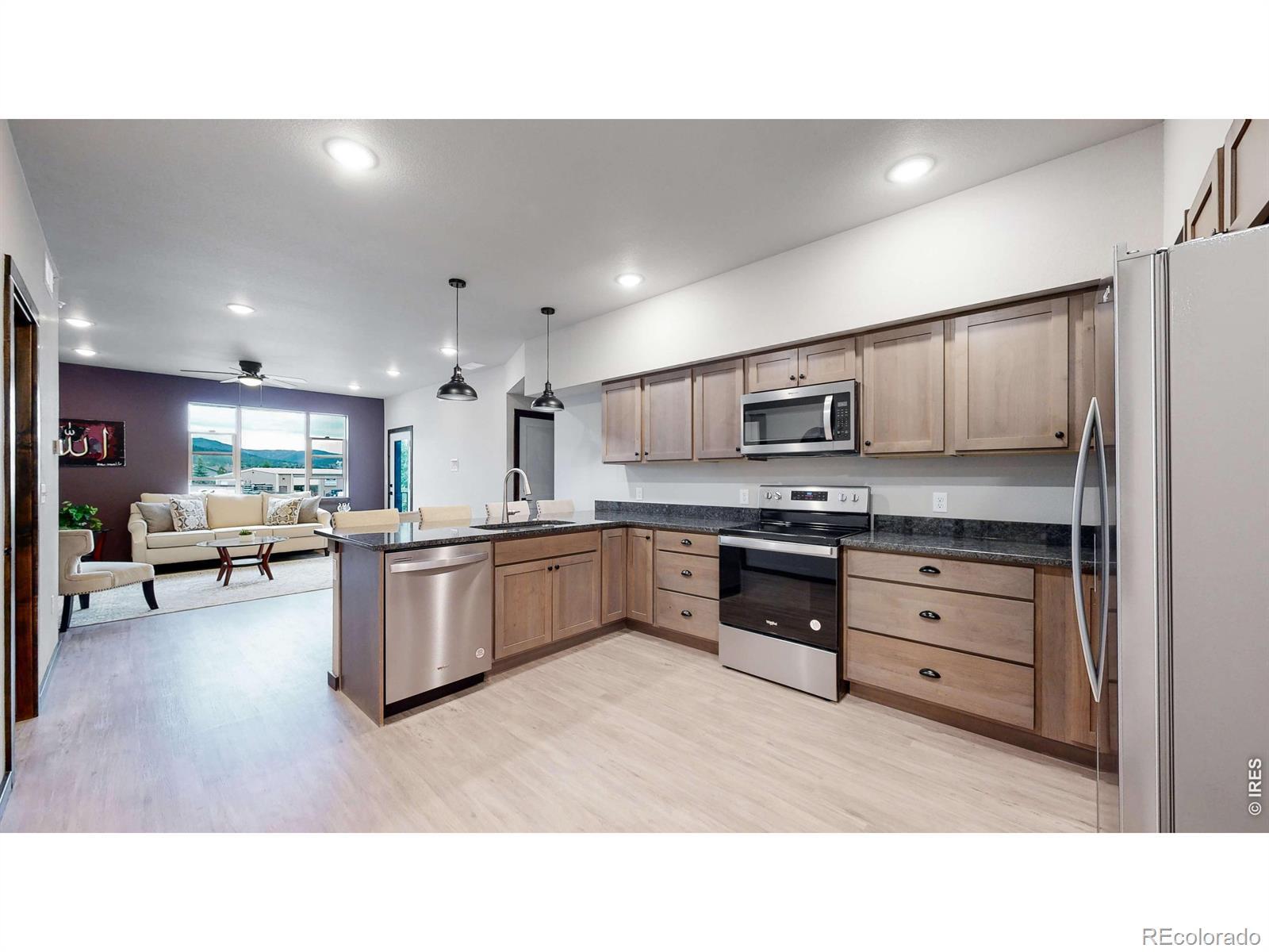 Image 2: Beautiful kitchen with plenty of cabinets, granite countertops and stainless steel applianced Image 2: Beautiful kitchen with plenty of cabinets, granite countertops and stainless steel applianced